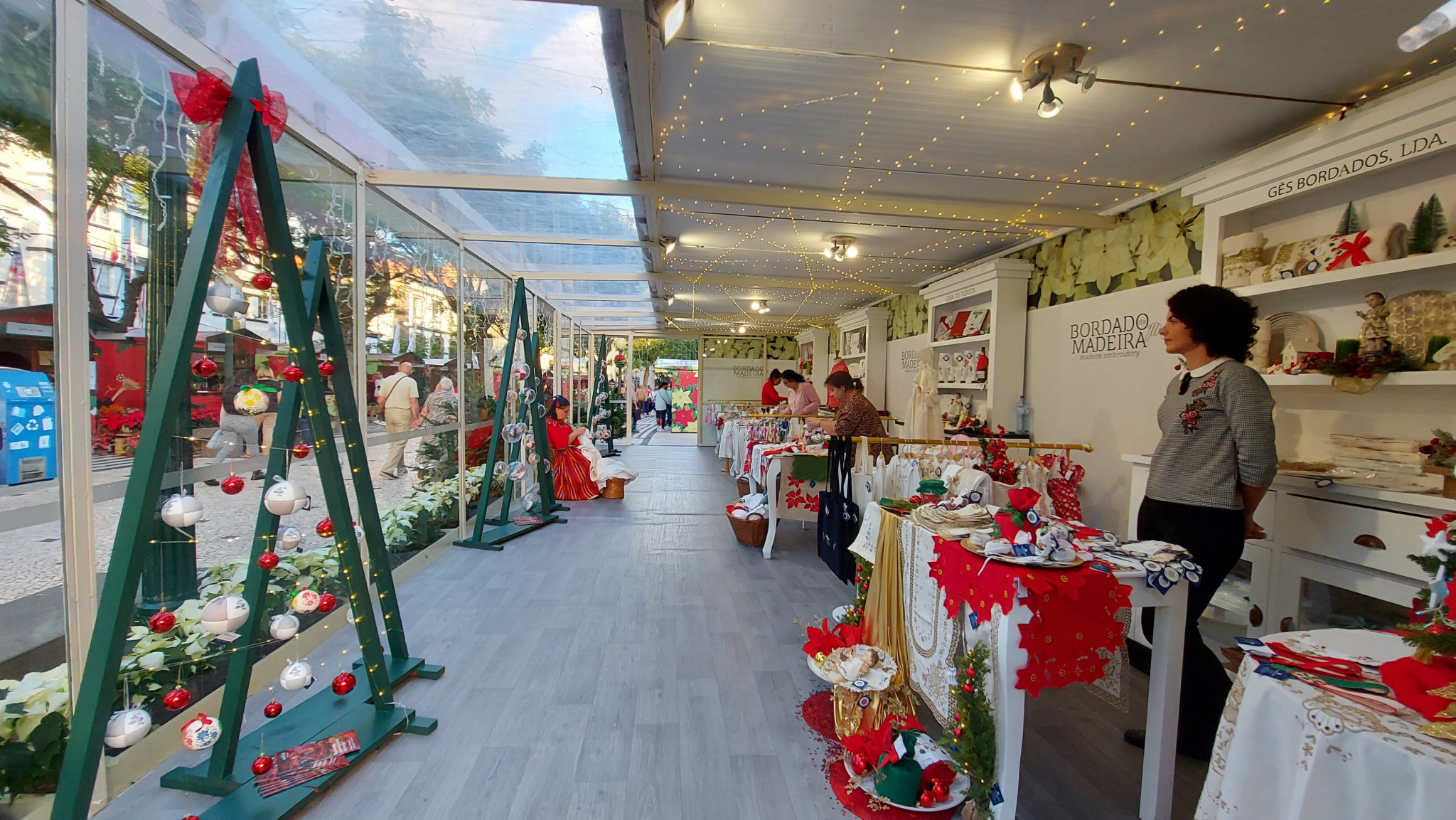Pavilhão do Bordado e do Artesanato da Madeira, nas Festividades de Natal e Fim do Ano, na Placa central da Avenida Arriaga