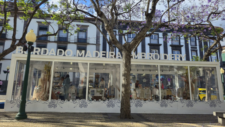 A Arte do Bordado Madeira em exposição na Avenida Arriaga até 14 de maio